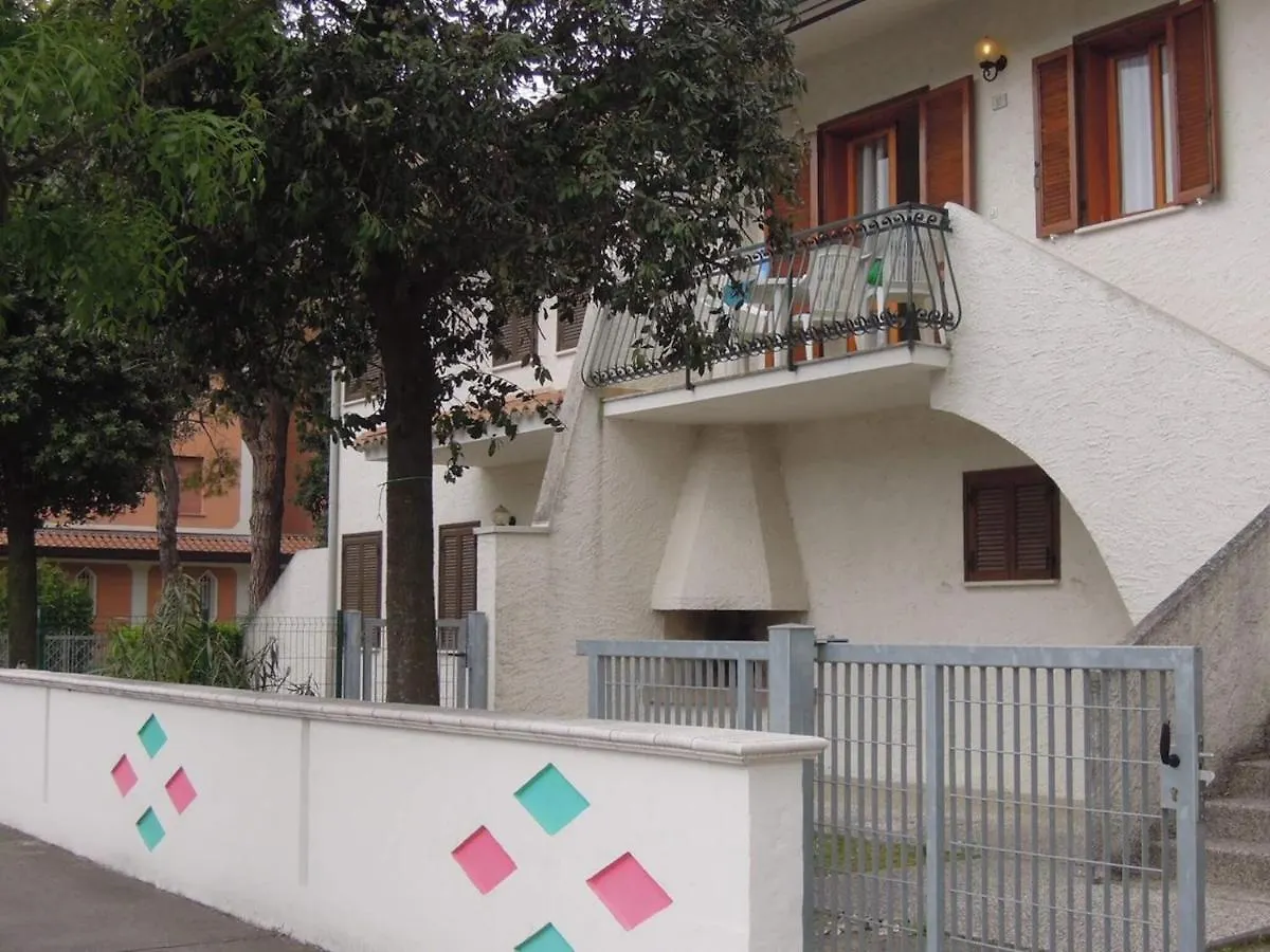 Relaxing Villa With Private Garden 250M From The Sea Bibione Appartement