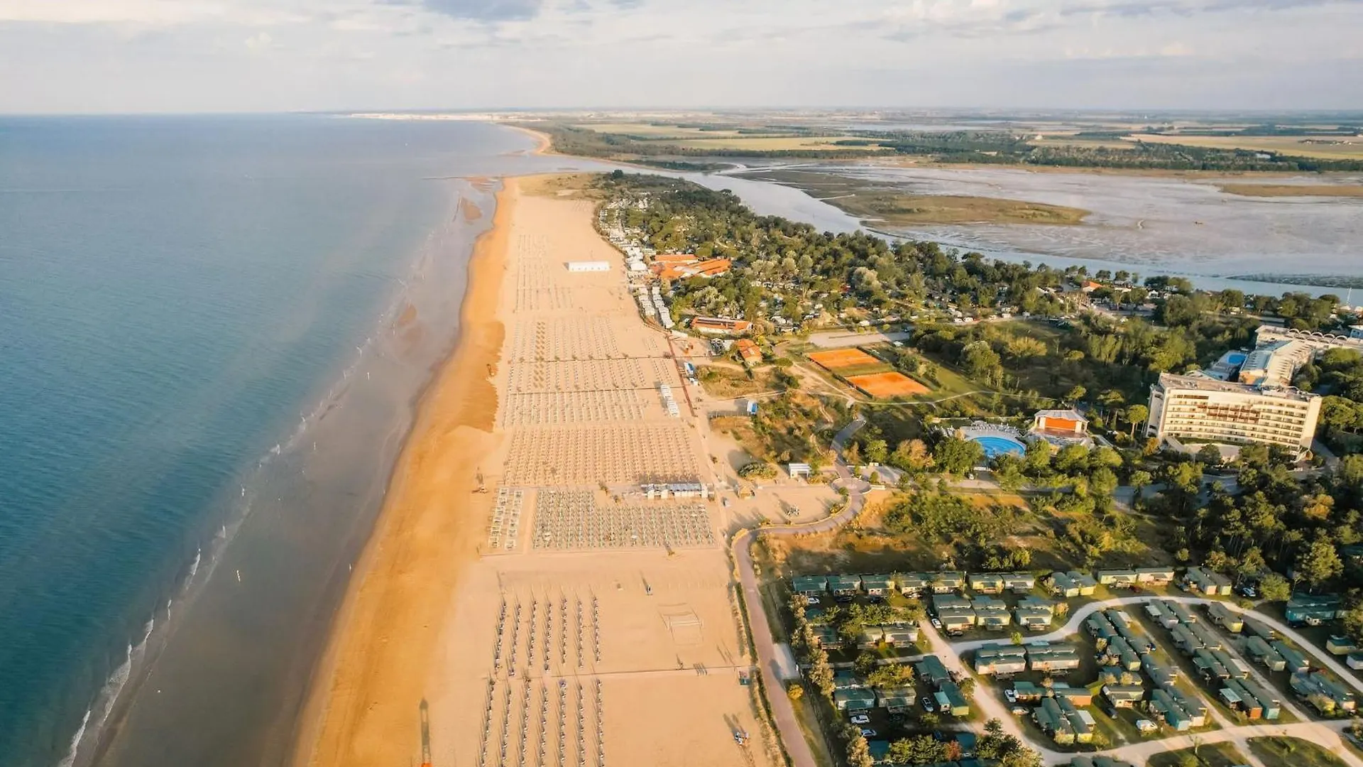 Relaxing Villa With Private Garden 250M From The Sea Bibione Italië
